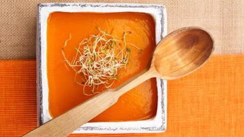 Δροσιστικές και υγιεινές κρύες σούπες για το καλοκαίρι