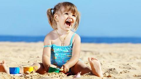 7 πρωτότυπα παιχνίδια και αξεσουάρ για την παραλία