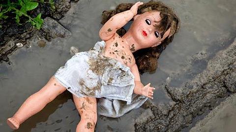 Απίστευτο: Μειώνουν τις ποινές για τους παιδόφιλους!