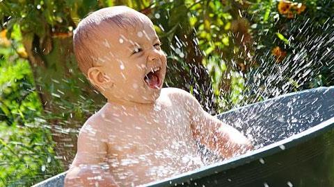 Καύσωνας, ζέστη και μωρό: Τι να προσέξετε