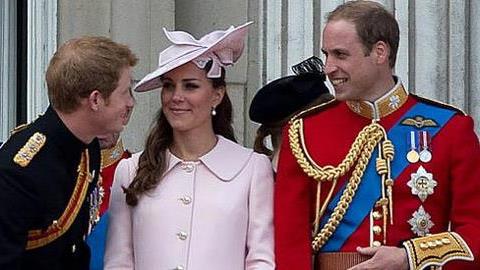 Ο William και η Kate υποδέχονται τον Πρίγκιπα του Cambridge (video)