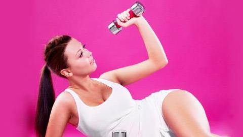 6 ασκήσεις για σύσφιξη χεριών με αλτήρες και λάστιχα