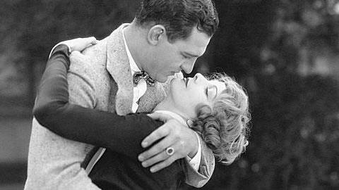 Τι σημαίνει ο τρόπος που σας φιλά