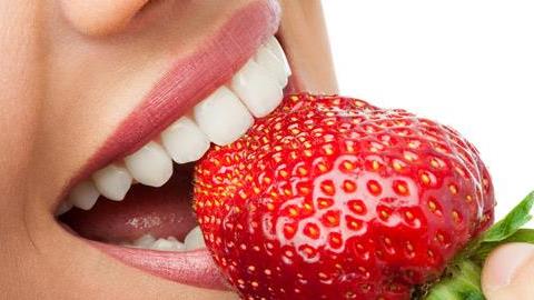 Οι τροφές που λευκαίνουν τα δόντια
