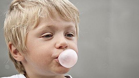 Οι πιθανοί κίνδυνοι αν το παιδί καταπίνει τσίχλες