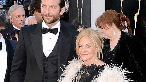 Οι stars που ζουν ακόμα με τη μαμά τους