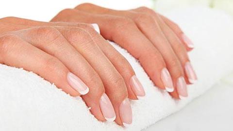 Πώς να κάνετε μόνες σας μανικιούρ