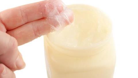 20 τρόποι να χρησιμοποιήσετε τη βαζελίνη ως καλλυντικό