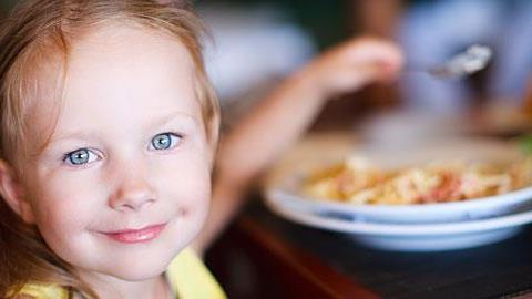 Με το παιδί στην ταβέρνα: Κανόνες συμπεριφοράς και διατροφικές επιλογές