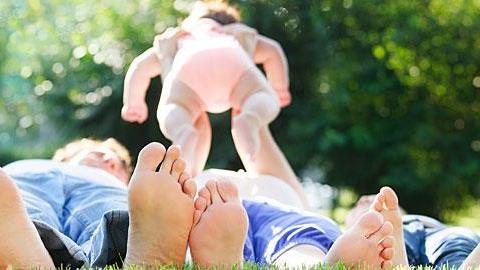 Πώς θα μεγαλώσουμε χαρούμενα παιδιά