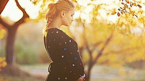 Μόδα για εγκύους: 5 υπέροχα φθινοπωρινά φορέματα