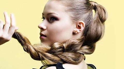 5 υπέροχα χτενίσματα με φθινοπωρινές πλεξούδες 