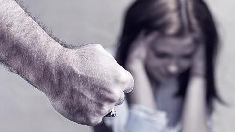 Δραματική αύξηση της κακοποίησης γυναικών στην Ελλάδα!