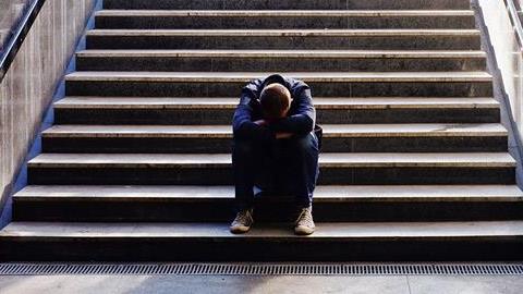 Ρόδος: Πατέρας σηκώνει τα τελευταία 2.80 ευρώ του για να πάρει γάλα στο παιδί του