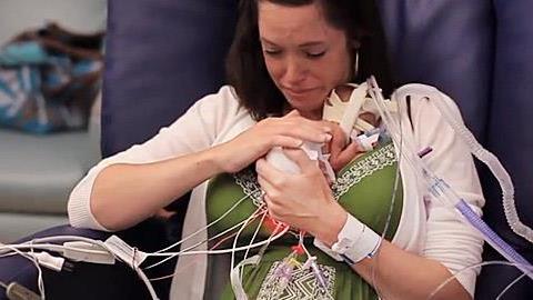 Γεννήθηκε πρόωρα αλλά βγήκε νικητής: Δείτε το συγκλονιστικό βίντεο!