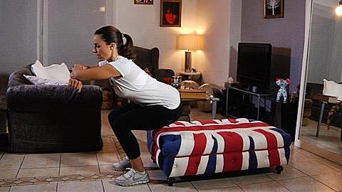 Ασκήσεις στο σπίτι: Δείτε πώς θα κάψετε λίπος μέχρι τις γιορτές!