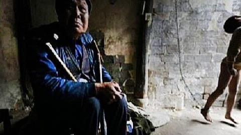 Κρατά τον γιο του αλυσοδεμένο: Φωτογραφίες που προκαλούν φρίκη!