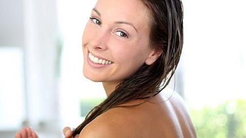 Υγιή μαλλιά: Φτιάξτε εύκολα σπιτικές μάσκες, κρέμες και σαμπουάν