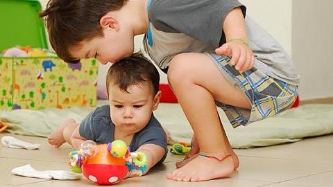 Το «δράμα» του να έχεις μεγαλύτερα αδέρφια σε 13 αστεία στιγμιότυπα!