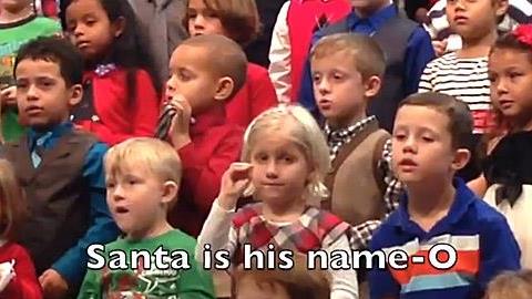 Τραγουδά στη νοηματική για τους κωφούς γονείς της στη σχολική γιορτή: Δείτε το συγκινητικό video!