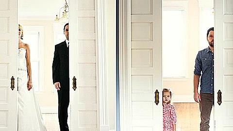 Η ζωή συνεχίζεται: Μετά τον θάνατο της γυναίκας του, αναπαριστά τις γαμήλιες φωτογραφίες με την κόρη του