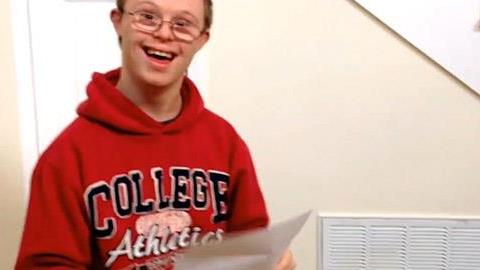 Δείτε πώς αντιδρά παιδί με σύνδρομο Down τη στιγμή που μαθαίνει πως πέρασε στο Πανεπιστήμιο!