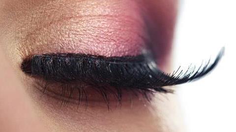 Ψεύτικες βλεφαρίδες: Συμβουλές για έξτρα λάμψη στα μάτια!