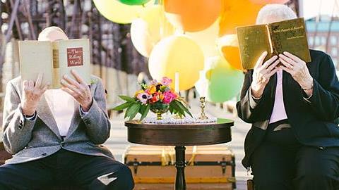 Ζευγάρι ηλικιωμένων σε μία απίθανη θεματική φωτογράφιση!