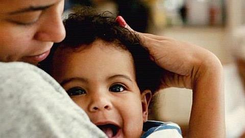 Συμβουλές για τη μητρότητα από 7 διάσημες μαμάδες