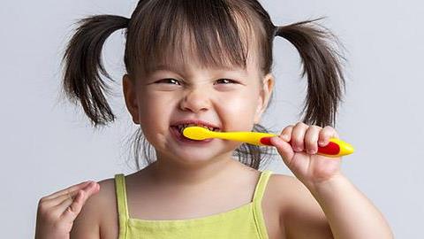 Βούρτσισμα δοντιών: Μάθετε στα παιδιά να το κάνουν σωστά και… κεφάτα!