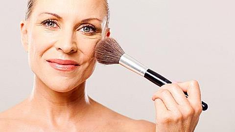 Συμβουλές μακιγιάζ για να δείχνετε νεώτερη
