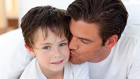 Τρυφερός μπαμπάς: Υπάρχει όριο στις αγκαλιές;