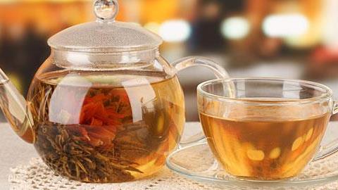 Ροφήματα από βότανα: Πού ωφελούν και τι να προσέχετε