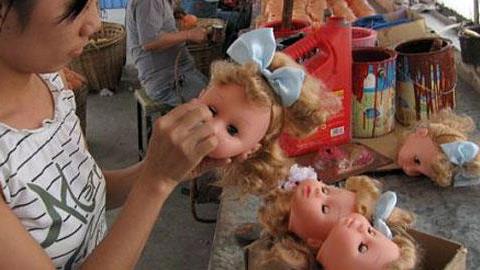 Σοκαριστικές εικόνες: Δείτε πώς φτιάχνονται τα παιχνίδια που αγοράζουμε