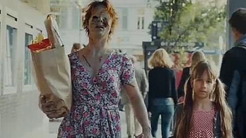 Γονείς-τέρατα: Ο αλκοολικός γονιός μέσα από τα μάτια των παιδιών (video)