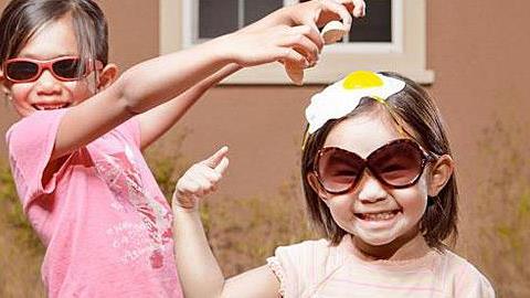 Ένας μπαμπάς… δημιουργεί: Απίθανες φωτογραφίες με τις κόρες του!