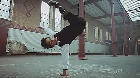 Συγκλονιστικό βίντεο: Πολεμάει την ψυχολογική βία με τον χορό!