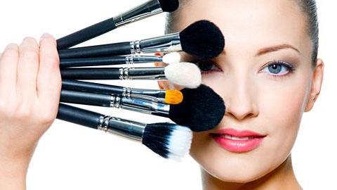 To κατάλληλο μακιγιάζ για κάθε δεκαετία της γυναίκας