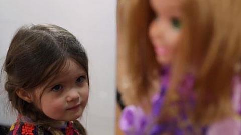 3χρονη χαρίζει τα μαλλιά της σε παιδιά με καρκίνο: Δείτε το συγκινητικό βίντεο!