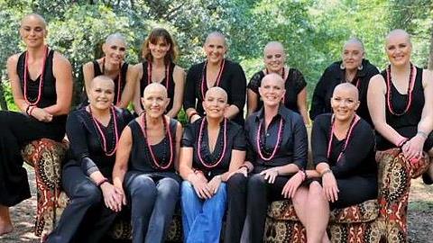 Απίστευτη πράξη αγάπης: Ξύρισαν το κεφάλι τους για συμπαράσταση στη φίλη τους!