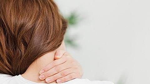 Αυχενικό σύνδρομο: Συμπτώματα, αντιμετώπιση και τρόποι θεραπείας