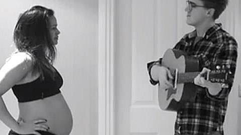 Όσο της τραγουδάει, η κοιλίτσα της μεγαλώνει: Ένα τρυφερό video για νέους γονείς!