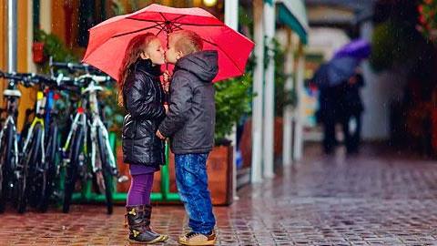 Πώς να διαχειριστείτε τις σεξουαλικές αναζητήσεις του μικρού παιδιού