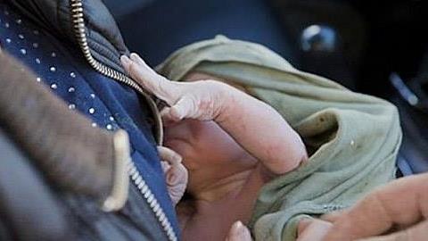 Γέννησε σε ταξί στην Ακαδημίας: Δείτε τις απίστευτες φωτογραφίες!