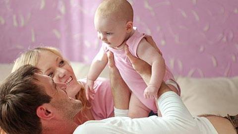 Πόσο βοηθούν οι μπαμπάδες με το παιδί; 10 γονείς απαντούν