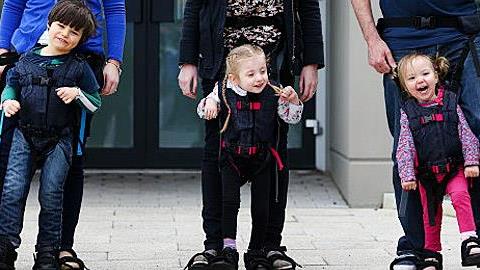 Πρωτοποριακή εφεύρεση βοηθά παιδιά με ειδικές ανάγκες να περπατούν!