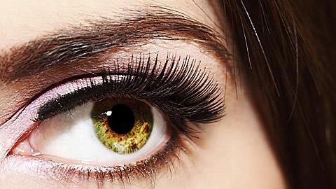 Συμβουλές μακιγιάζ για να δείχνουν τα μάτια σας μεγαλύτερα