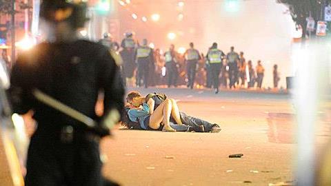 10 ρομαντικές ιστορικές φωτογραφίες παραδίδουν μαθήματα... αγάπης!