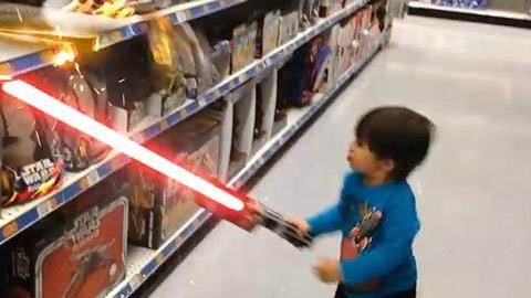 Μπαμπάς μεταμορφώνει τον γιο του σε σούπερ ήρωα: Δείτε τα απίστευτα βίντεο!