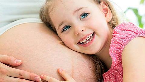 Πώς να μιλήσετε στο παιδί για το νέο του αδελφάκι